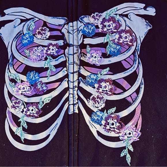 Gently used women’s Torrid hoodie size 0 - Picture 2 of 5